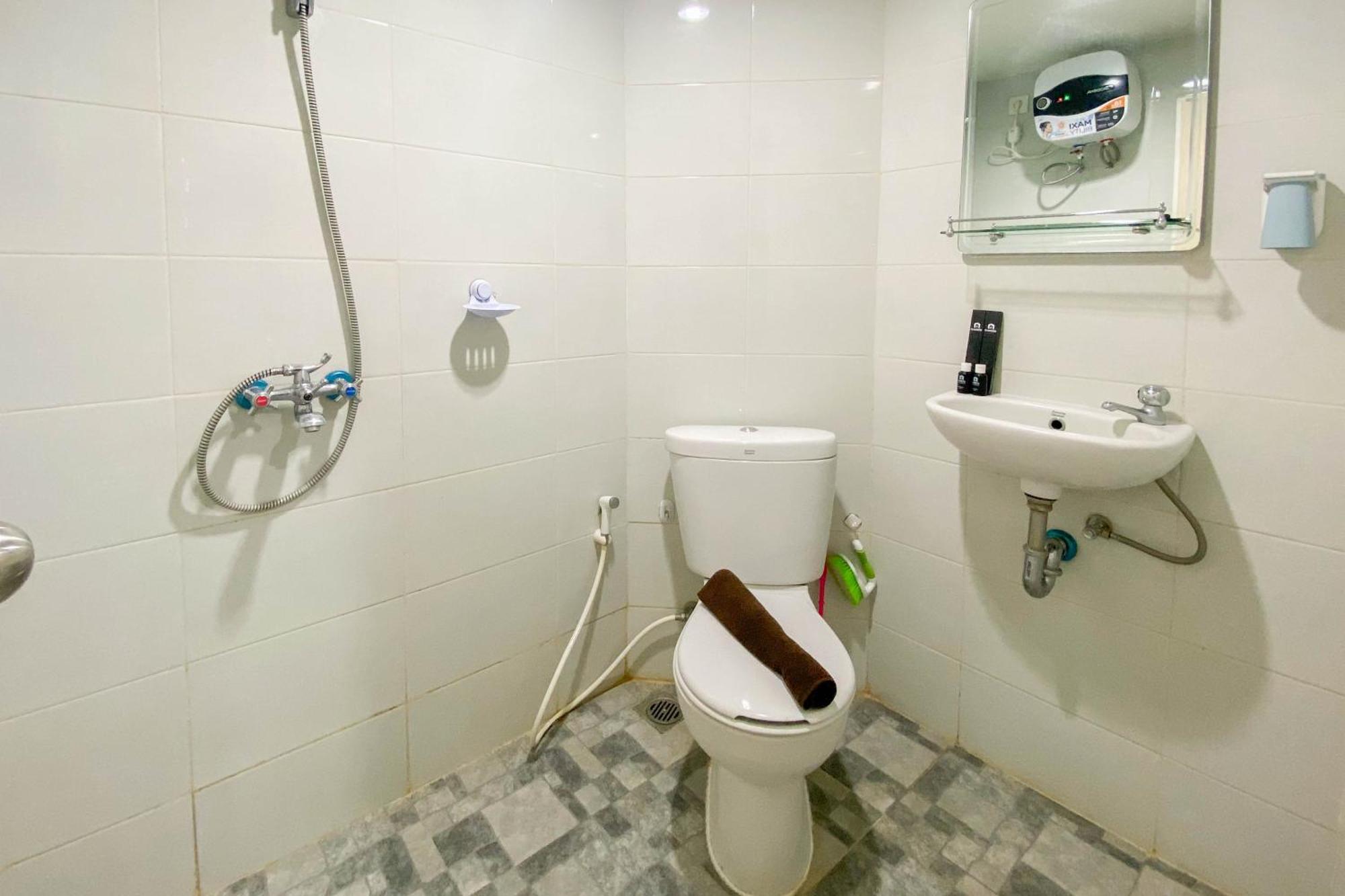 Comfortable 1br Without Living At Amartha View By Travelio * Semarang