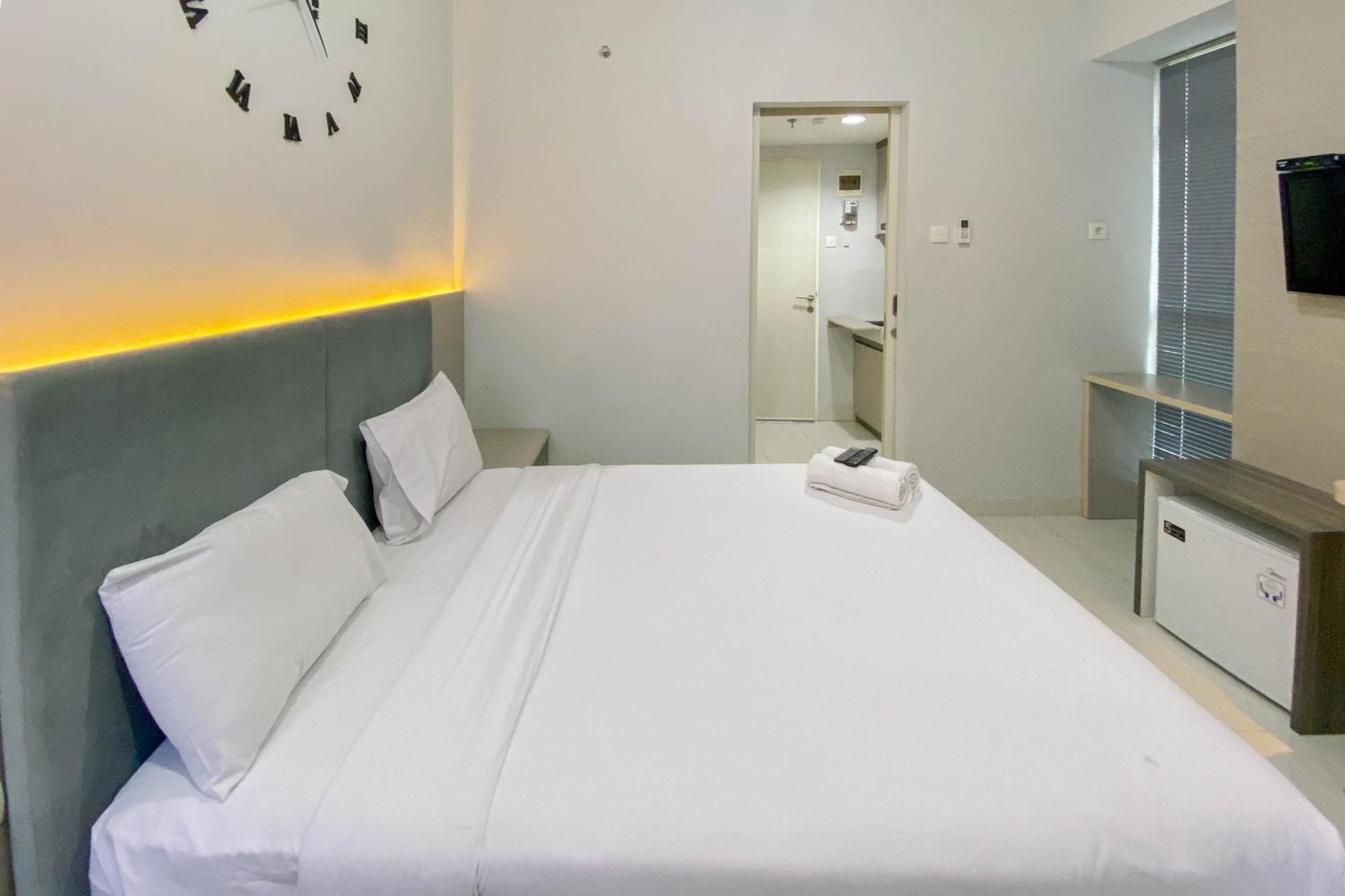 Comfortable 1br Without Living At Amartha View By Travelio Apartemen